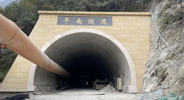 誓把蜀道變通途——九綿高速建設現場紀實 誓把蜀道變通途——九綿高速建設現場紀實