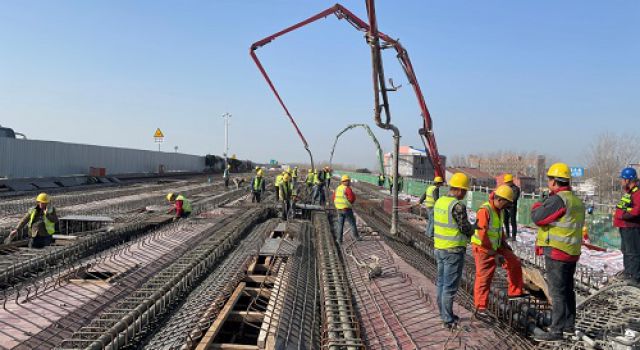 日蘭一標K231+910 S327分離立交右幅現(xiàn)澆箱梁底、腹板順利澆筑完成