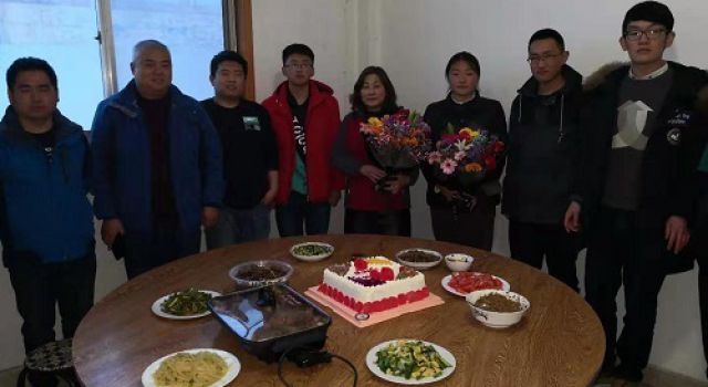 秦濱高速第一總監(jiān)辦組織開展”三八節(jié)”送鮮花獻(xiàn)祝?；顒?dòng)