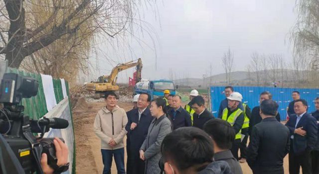 棗莊市市長(zhǎng)張宏偉蒞臨S318郯蘭線嶧城區(qū)仙人洞至店韓路段改建工程項(xiàng)目調(diào)研 棗莊市市長(zhǎng)張宏偉蒞臨S318郯蘭線嶧城區(qū)仙人洞至店韓路段改建工程項(xiàng)目調(diào)研