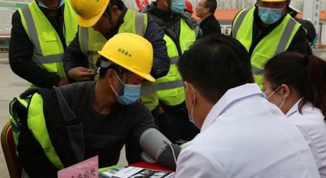 濟(jì)南大西環(huán)項(xiàng)目開展“紅色紐帶  品質(zhì)西環(huán)——真情關(guān)愛，溫暖與您同行”關(guān)愛農(nóng)民工活動(dòng)