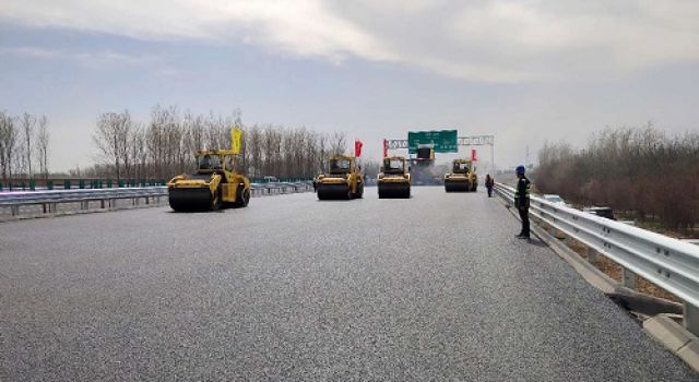 日蘭巨菏二標(biāo)段復(fù)產(chǎn)后第一次瀝青上面層攤鋪順利完成 日蘭巨菏二標(biāo)段復(fù)產(chǎn)后第一次瀝青上面層攤鋪順利完成