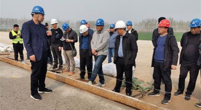 濟高高速總監(jiān)辦組織召開水泥穩(wěn)定碎石底基層首件施工總結(jié)現(xiàn)場會