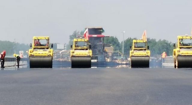 五一奮戰(zhàn)守崗位，勞動奉獻(xiàn)笑開顏