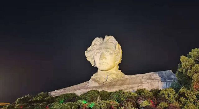 接受紅色教育，提升自身覺(jué)悟--游橘子洲頭有感