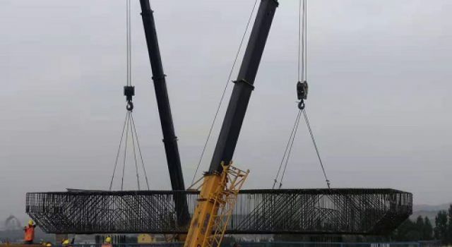 濟南至濰坊高速公路四標(biāo)段一工區(qū)K52+258.1分離立交蓋梁整體吊裝