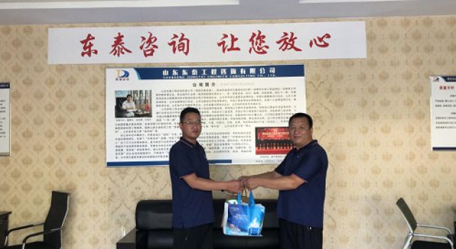 淄川縣鄉(xiāng)道路建設(shè)工程總監(jiān)辦開(kāi)展“送清涼、送關(guān)愛(ài)”活動(dòng)