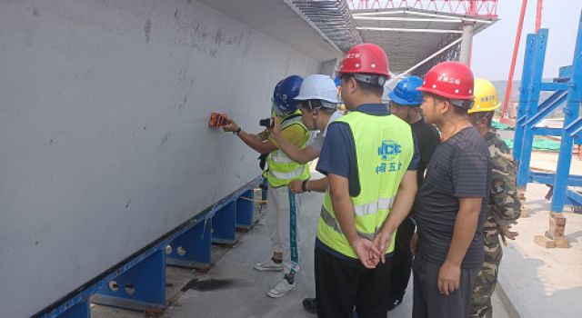 省交科院混凝土專家到濟濰三合同梁場進行箱梁混凝土施工指導(dǎo)