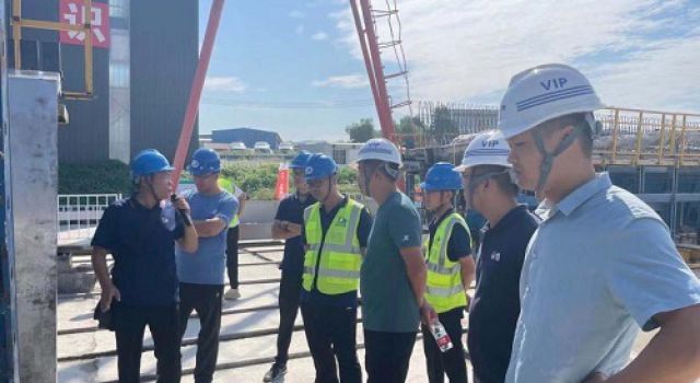兄弟單位一公司一行到濟濰四合同2號預(yù)制場觀摩