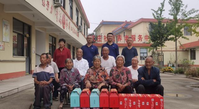 中秋佳節(jié)敬老愛老我們?cè)谛袆?dòng)