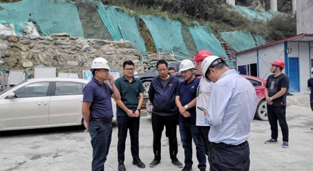 綿九公司副總經(jīng)理對(duì)九綿高速公路進(jìn)行節(jié)前安全檢查