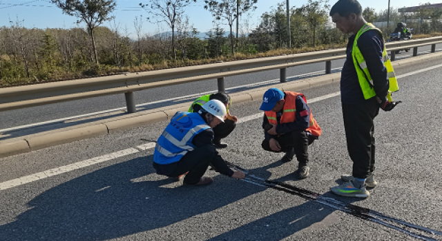 日照市嵐山區(qū)瀝青路面開槽灌縫養(yǎng)護工程現(xiàn)場安全質量管控