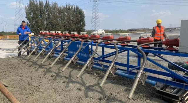  濟(jì)高高速一標(biāo)唐王南收費站混凝土路面首件施工