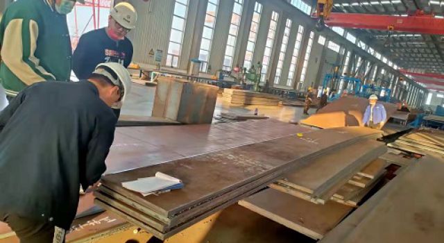 氣溫驟降，中衛(wèi)下河沿黃河公路大橋鋼箱梁加工熱情不降溫