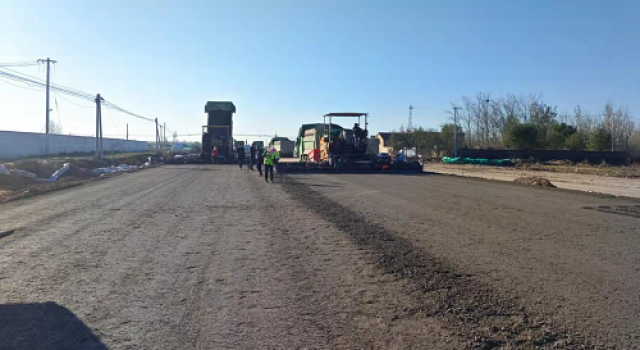 高青縣上海路北延（趙班路）改建項(xiàng)目水穩(wěn)碎石試驗(yàn)段攤鋪施工