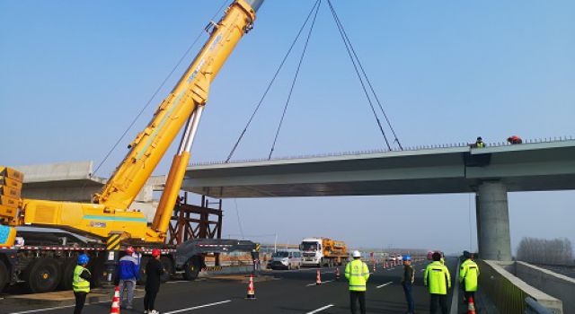 新聞 唐王東樞紐互通B、C匝道橋 上跨青銀高速鋼箱梁吊裝順利完成