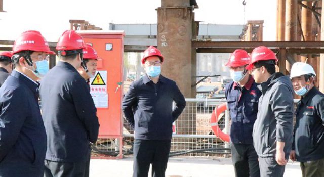 寧夏交通運輸廳黨委委員、副廳長蔣文斌到中衛(wèi)下河沿黃河公路大橋項目現場調研