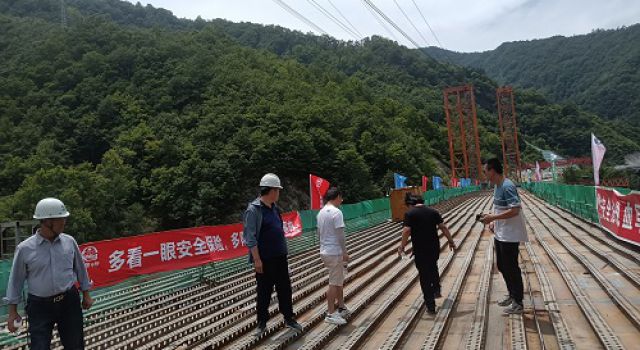 四川九綿高速JL8總監(jiān)辦組織邀請(qǐng)專家檢查指導(dǎo)LJ25合同段鋼箱梁吊裝施工