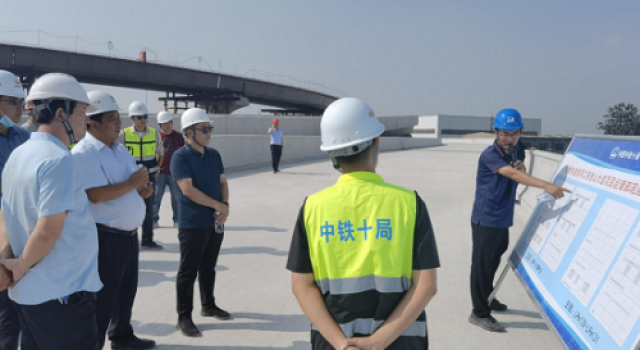 魯山大道快速路項(xiàng)目召開橋面系觀摩會(huì)