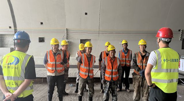 山東高速濟(jì)濰高速四合同青風(fēng)嶺隧道開展 隧道路面現(xiàn)場(chǎng)交底會(huì)