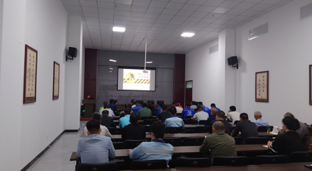 安鶴項目組織臨時用電教育培訓(xùn)