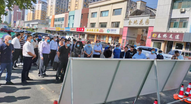 淄川區(qū)人大代表對(duì)淄城路雨污分流項(xiàng)目建設(shè)進(jìn)展情況進(jìn)行視察