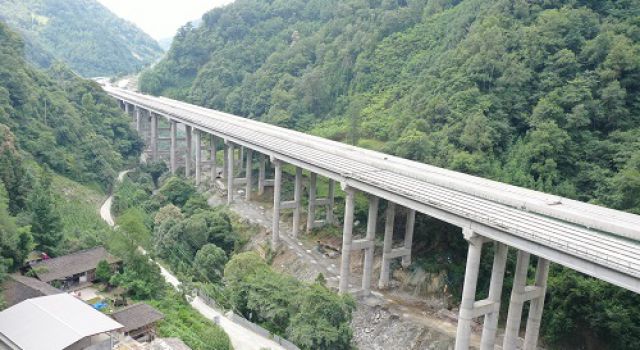 四川九綿高速LJ24合同段橋梁右幅T梁架設(shè)順利完成