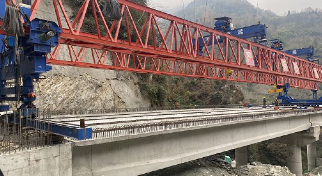 四川九綿高速LJ26合同段橋梁左幅T梁架設(shè)順利完成