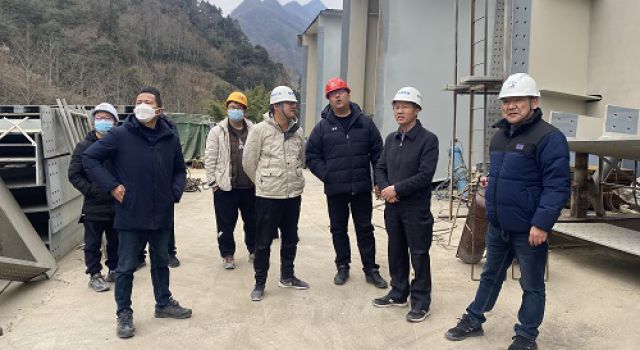 綿九公司副總經(jīng)理袁曉斌對(duì)JL8轄段進(jìn)行節(jié)前安全檢查