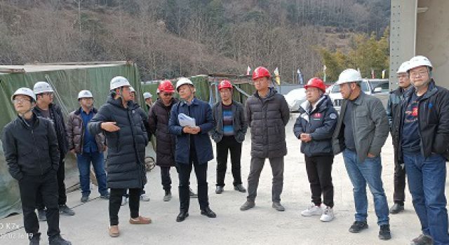 四川綿九公司董事長田禮勇查看JL8總監(jiān)辦轄段春節(jié)后復(fù)工情況