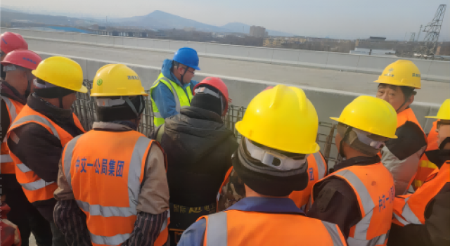 濟(jì)濰高速四標(biāo)一工區(qū)召開現(xiàn)場(chǎng)混凝土護(hù)欄首件交底會(huì)