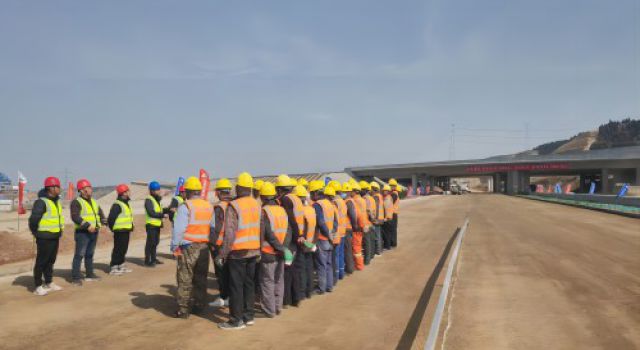 濟(jì)濰高速第二駐地辦召開路面防污染專題會(huì)議