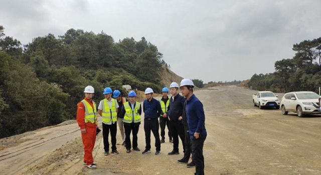 廣西交通運輸綜合行政執(zhí)法局第一支隊對欽州北過境高速公路綜合執(zhí)法檢查