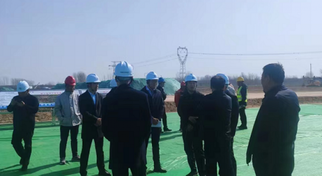 山東省交通運輸廳工程建設(shè)事務(wù)中心主任張剛對鄆鄄高速公路進(jìn)行督導(dǎo)檢查