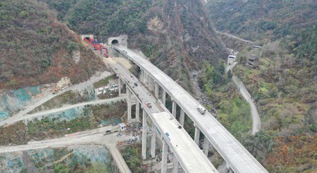 四川九綿高速LJ26合同段橋梁T梁架設(shè)順利完成