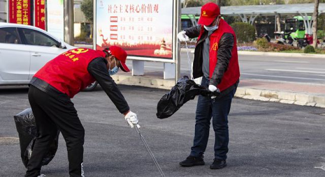 弘揚(yáng)雷鋒精神，爭(zhēng)創(chuàng)文明市民，安鶴總監(jiān)辦參加志愿者活動(dòng)