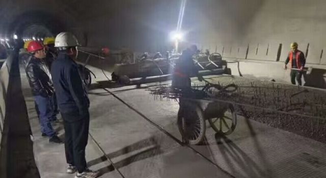 四川九綿高速JL8總監(jiān)辦組織隧道路面施工觀摩會(huì)