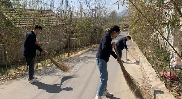 弘揚(yáng)雷鋒精神，與雷鋒同行