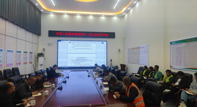 濟(jì)菏改擴(kuò)建施工二標(biāo)召開路床水泥土試驗(yàn)段施工安全技術(shù)交底會(huì)