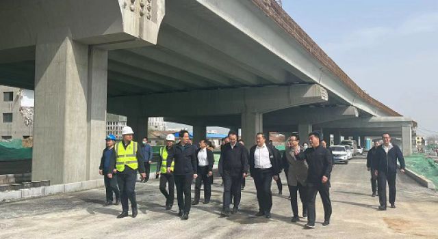 市長(zhǎng)調(diào)研寶山路工程建設(shè)情況