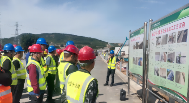 泄水槽、邊坡防護(hù)及路緣石安裝等附屬工程施工現(xiàn)場(chǎng)會(huì)