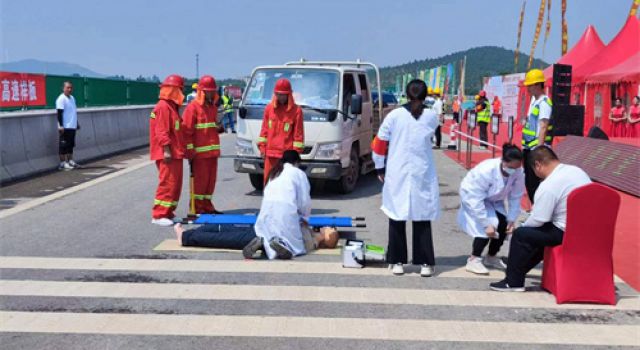 濟(jì)廣高速濟(jì)菏段改擴(kuò)建工程組織開展應(yīng)急救援演練活動(dòng)