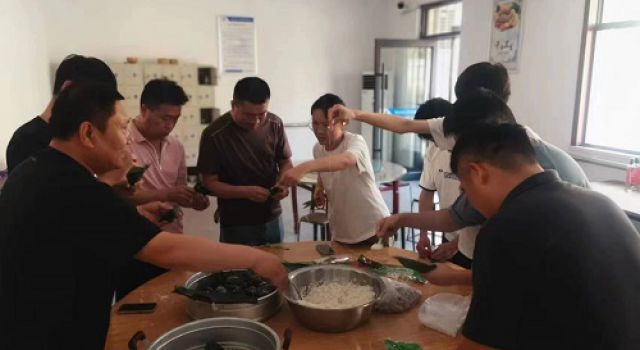傳統(tǒng)佳節(jié)至，臨臨高速六駐地辦組織大家一起包粽子，過端午