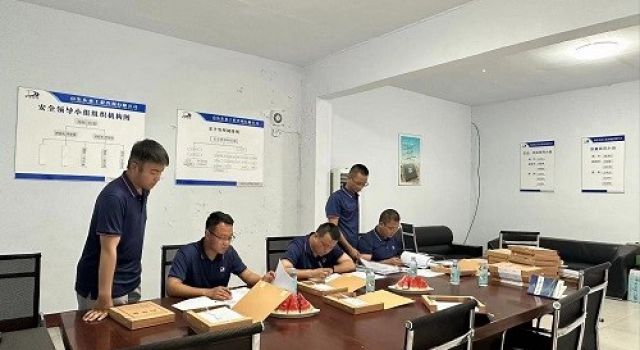 三公司半年考核自查小組對(duì)周村工地進(jìn)行檢查