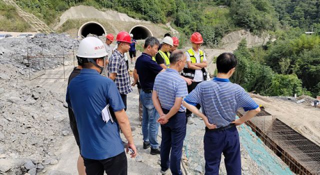 四川川高公司副總經(jīng)理劉勇對JL8總監(jiān)辦轄段節(jié)點(diǎn)工程調(diào)研