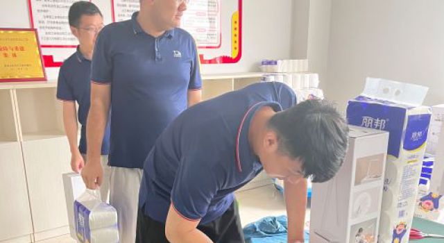 夏日送清涼，關(guān)懷沁人心