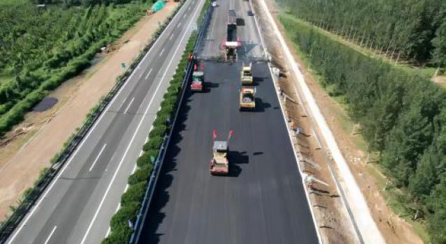 濟(jì)廣高速濟(jì)菏改擴(kuò)建施工二標(biāo)瀝青中面層試驗(yàn)段順利攤鋪