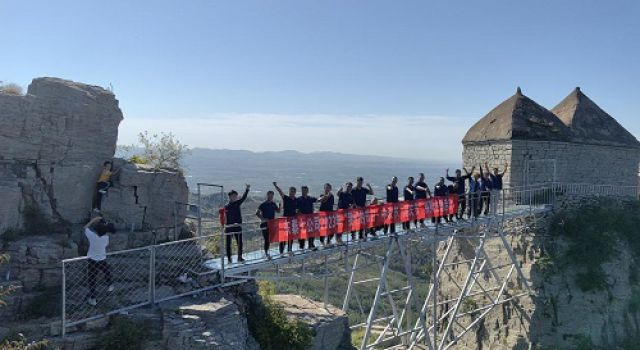 “與國同歡 普天同慶”濟微一駐地辦登臨小泰山，一覽肥城秋景盎然