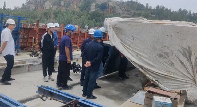 濟商高速濟寧段項目公司總經(jīng)理魏東方檢查指導(dǎo)JSSG1合同段預(yù)制箱梁施工