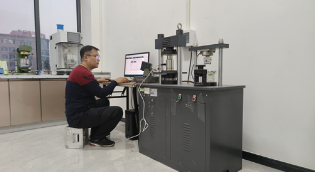 董梁高速沈新段工程第一總監(jiān)辦工地試驗(yàn)室順利完成儀器標(biāo)定